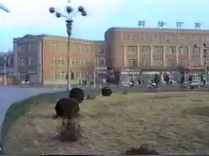 几十年前的朝阳城市老照片,当年转盘街东大桥教堂...是这样的...