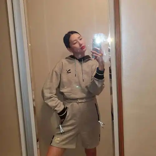 看杨幂蔡徐坤的夏日穿搭才知道,今年短裤流行越宽松越好