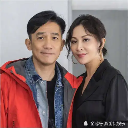 刘嘉玲庆生大寿桃,托腮微笑梁朝伟,模范夫妻相恋三十载