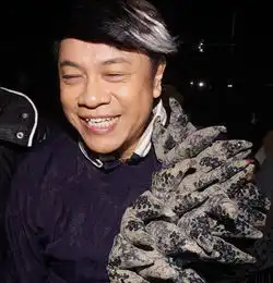 蔡康永现身酒店与粉丝玩自拍