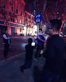 上海街头现男男求婚场面
