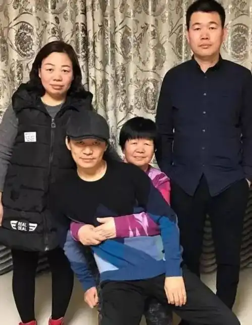 王宝强兄弟姐妹合照曝光,三人简直就像复制粘贴,网友基因强大