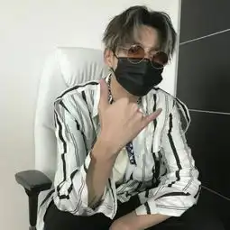 2018最新qq头像男生超拽小清新谁都不用联系的日子最轻松
