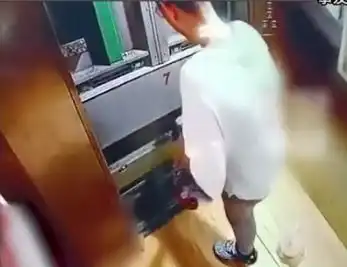 13岁男孩被困电梯坠亡,小区保安电梯老化,求助按钮失效
