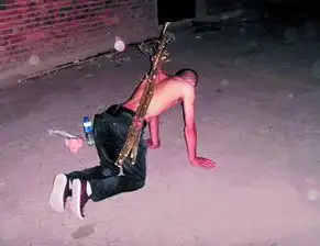 男子雨中长跪认错盘点奇葩男认错的那些绝招