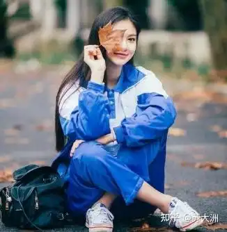上学穿校服有什么好处和坏处
