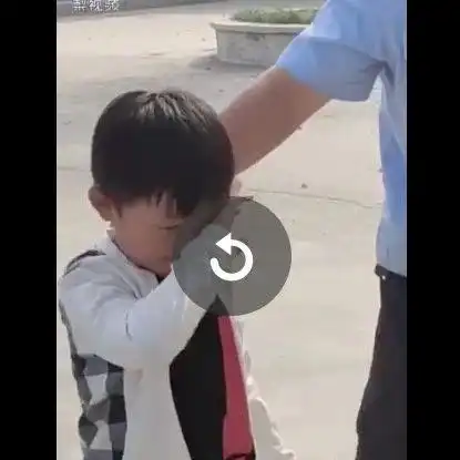 小男孩不去幼儿园非要当警察,背后的秘密,可能救你孩子一命
