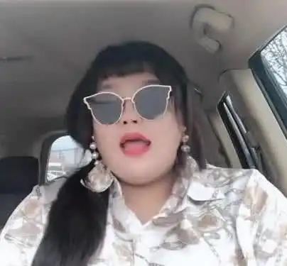 胖女孩无意走红,摘下墨镜瞬间涨粉80w,网友现代杨贵妃