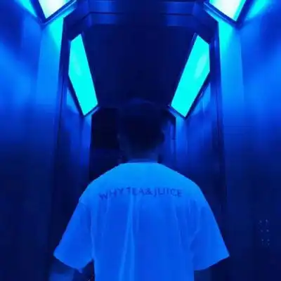 高冷情侣头像一男一女散落在指尖的阳光
