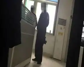 父亲性侵14岁继女1年并将其裸照传聊天群
