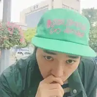戴帽子男生头像图片帅气的,是不是很潮呀
