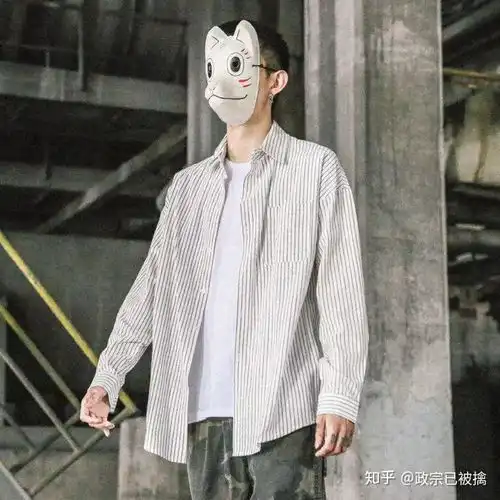 男生夏天的时候白衬衫可以敞开来里面加一件衣服穿吗