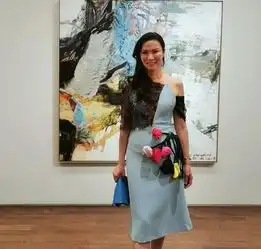 50岁邓文迪终于会穿了一袭黑白拼接裙秀身材,恋情曝光心情好