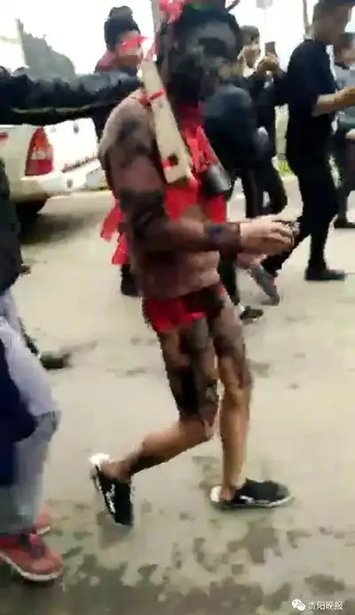 佛都有火被掐颈按倒跪地,霸气新娘转头兜巴星婚闹男