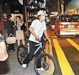 张卫健挤公交,周星驰骑自行车,这10位明星出行交通工具超低调