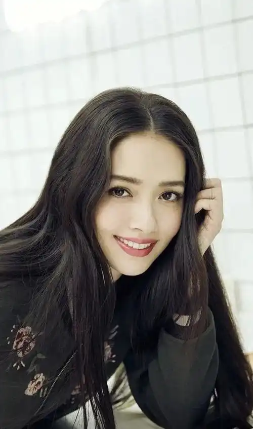 香港电影大亨向华强,及其儿子向佐和郭碧婷之间的故事

