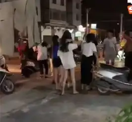 昨晚某街头上演男女混打戏码推搡踢打场面混乱