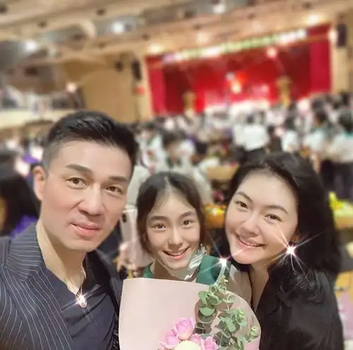 小s带婆婆参加秀场,自称美女婆媳关系融洽,律师婆婆气质超赞
