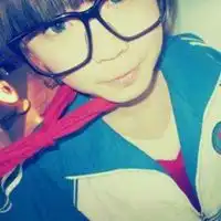 美女在小区自拍头像微信头像图片大全
