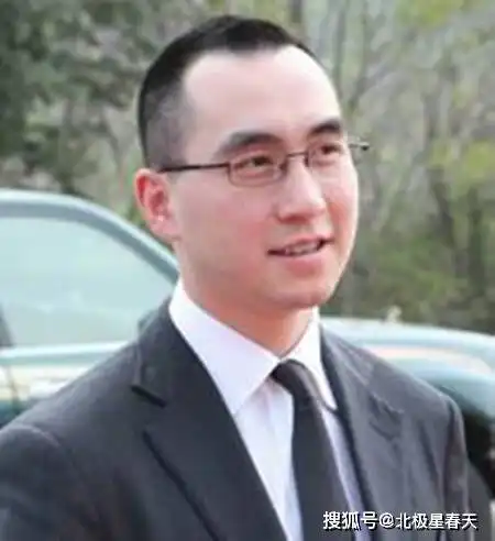 为赌王手捧遗像的何猷龙,虽然没有何猷君的名气,但他不简单

