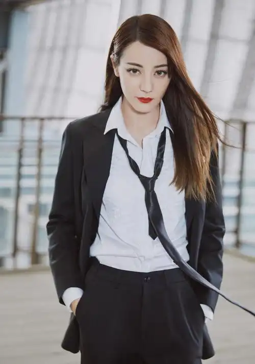 热巴怎么可以做到又美又帅西装穿上身,女生都被撩到了