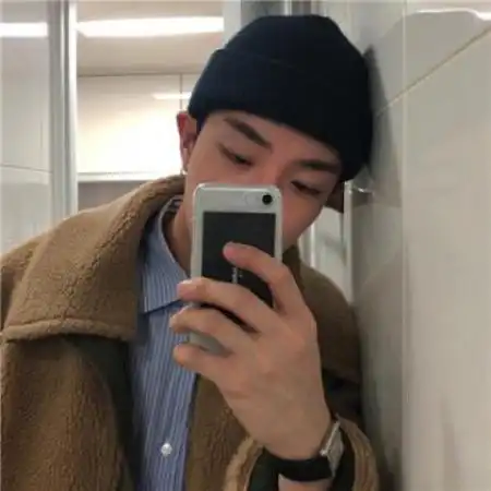 男生拿手机自拍头像爱自拍的男人