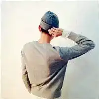 男生超拽背影戴帽头像,看不到脸一样的帅气
