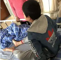 心疼,儿子被同学划伤眼睛,其父亲动手将同学打致鼻梁骨折