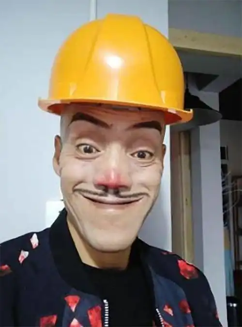 一农民模仿光头强走红网络,之前娶不到媳妇,现在一切都变了