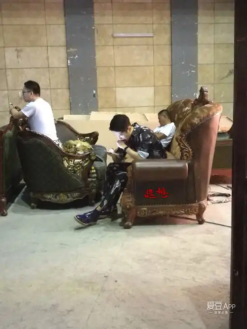 网瘾少年然的日常低头专注玩手机
