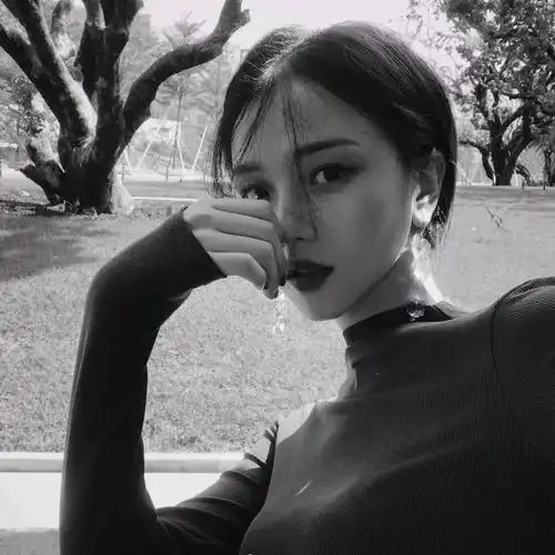 黑白女生头像
