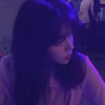 紫色系头像女生,这种颜色是不是很个性呀
