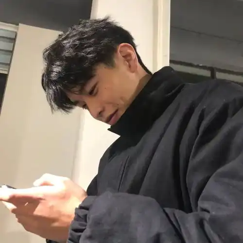 男生头像隔着屏幕轻易产生感情的你一定很孤单吧