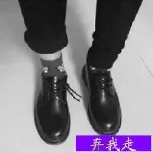 黑白色男生伤感带字微信头像
