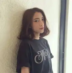 短发的女孩也可以性感跟可爱
