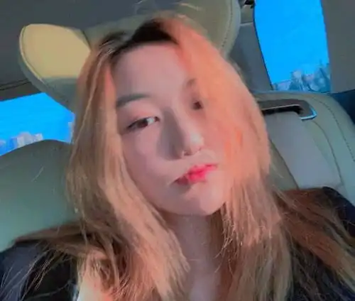 李嫣被骂怕了与闺蜜自拍码掉万元名牌包商标,再度辟谣花十万扫货
