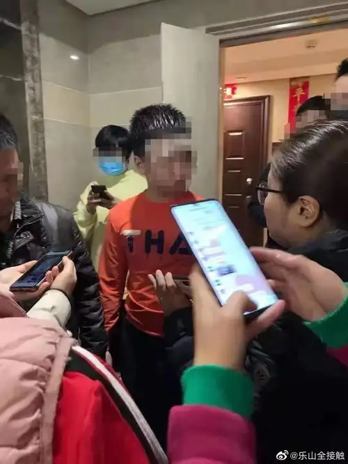 成都13岁男童在小区里猥亵多名女童,愤怒的家长曝光了男童的照片