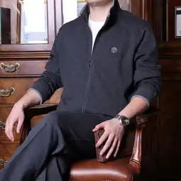 中年男人穿衬衫早落伍了,现在流行老干部装,成熟稳重关键不贵