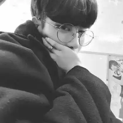 让脸埋在衣领中活在自我的男生,流行男生头像抖音