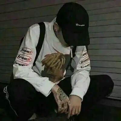 带纹身的男头像
