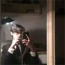 个性男生头像抽烟的玩手机的还有几张肌肉男图片
