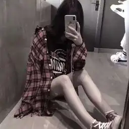 看手机女生拿手机遮脸头像
