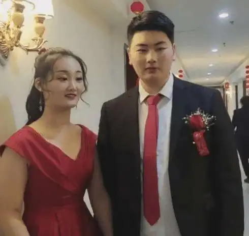 大衣哥儿子新婚,儿媳婚后带着小男孩回家,被误认为二婚