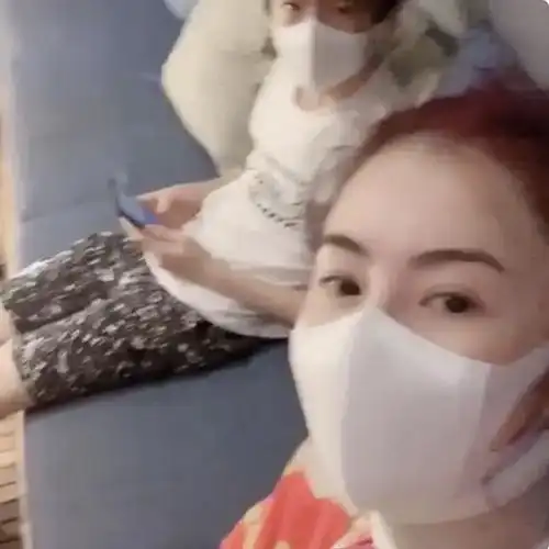 张柏芝带大儿子坐旋转木马,揽lucas细腰,甜喊我的白马王子