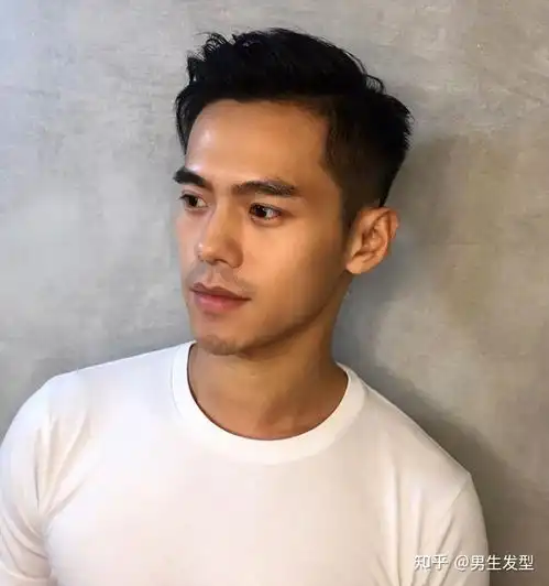 男生夏天发型别随便乱剪,这6款短发很百搭,干净又帅气
