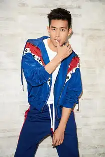 李现亮相活动现场运动服配校服裤潮范十足
