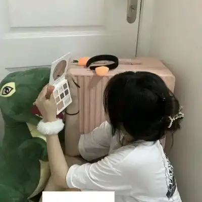 ins女生头像,你被黑暗敲打,恰恰说明你是黑暗本身
