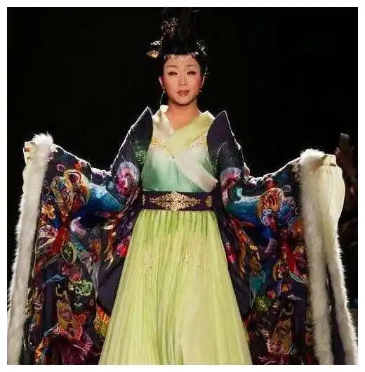 反串演员李玉刚女装巴黎走秀,美的让女人嫉妒,老外都想娶回家