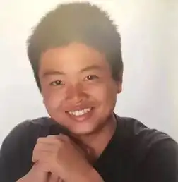 董卿我跪着,是因为穿着裙子不好蹲你有教养的样子,真美