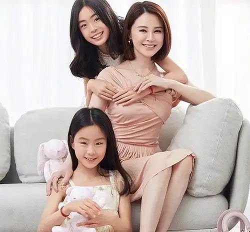 别再说黄多多森碟腿长了,请看佟大为12岁的大女儿,不当模特可惜了